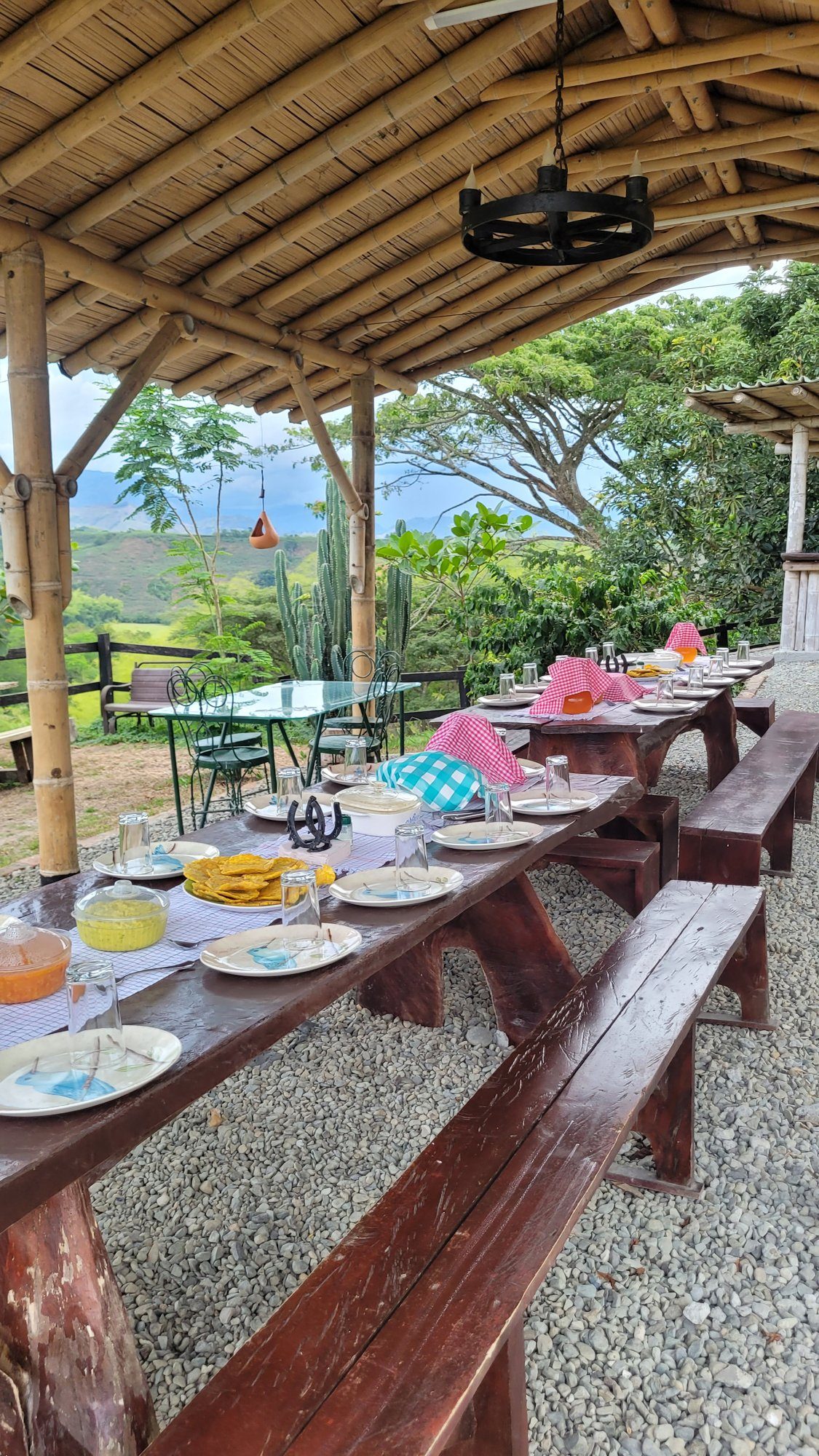 Mesa servida en el kiosco de guadua, con vista a las montañas, donde se sirve el almuerzo