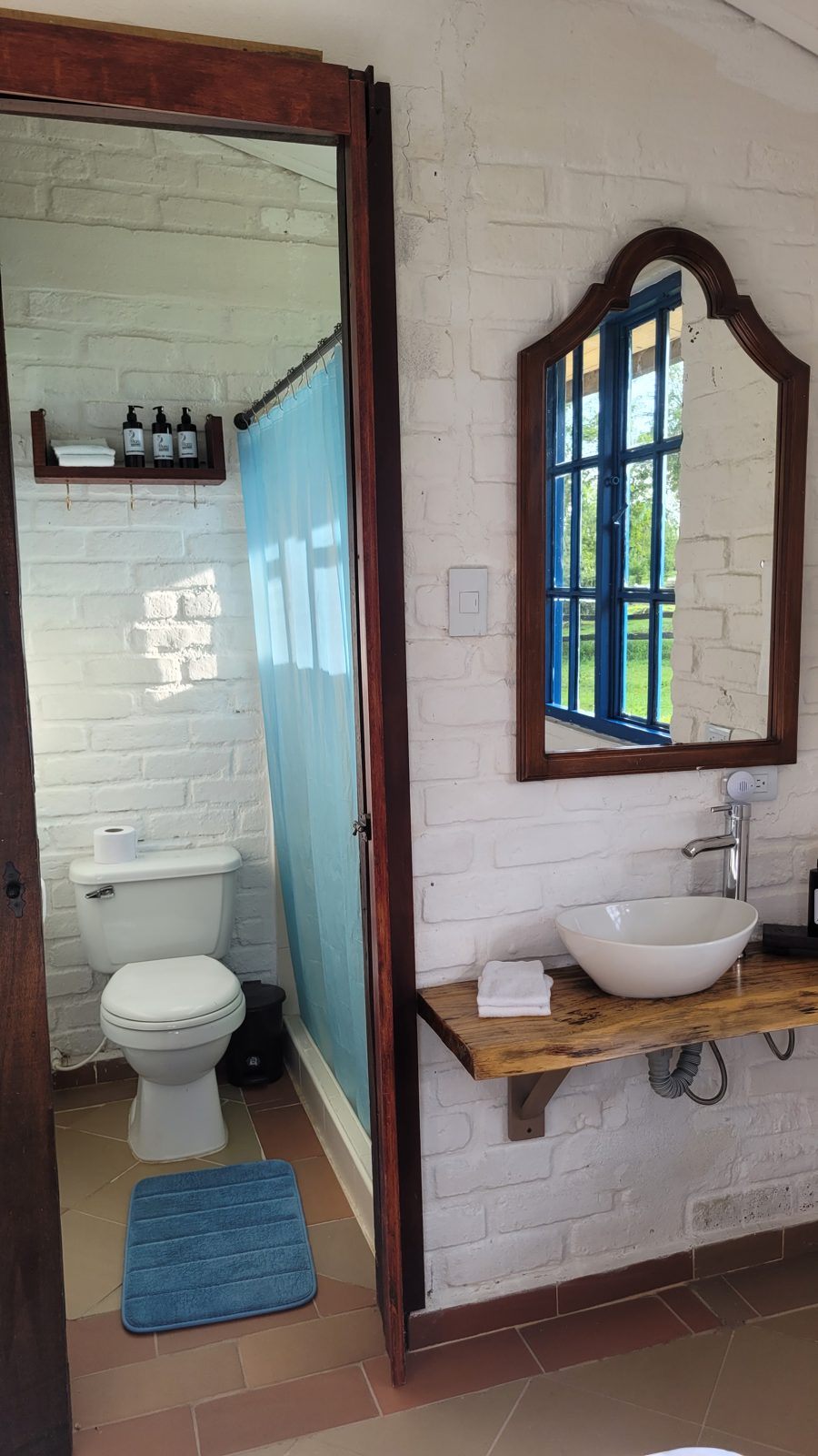 Baño privado de la habitación 2, con lavamanos de madera y espejo