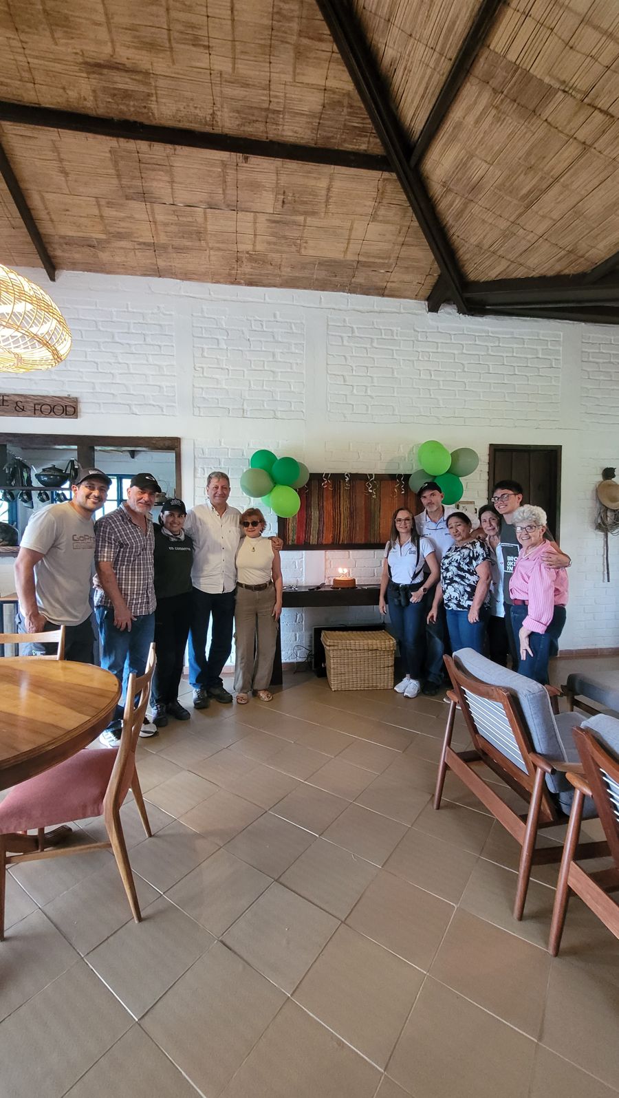 Familia y amigos reunidos en la casa celebrando los 20 años de la reserva