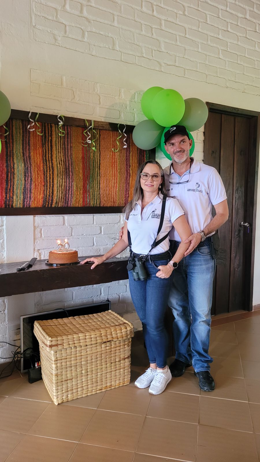 Pilar y Jaime en la celebración de los 20 años de la reserva, junto a la torta