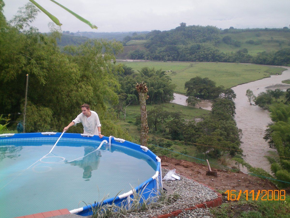 Pilar limpiando la primera piscina, una piscina armable, en 2008