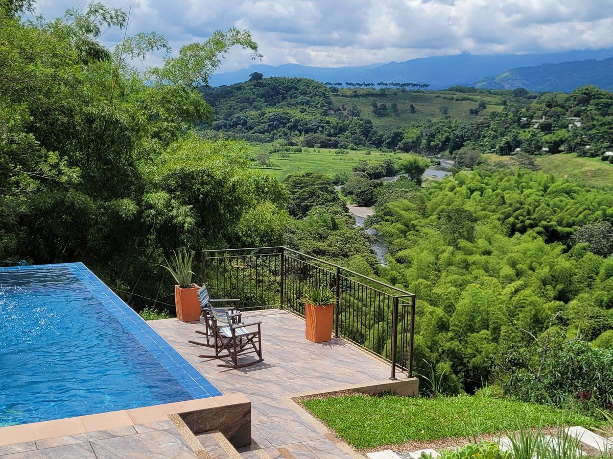 La piscina infinita de hoy, con la misma vista al río