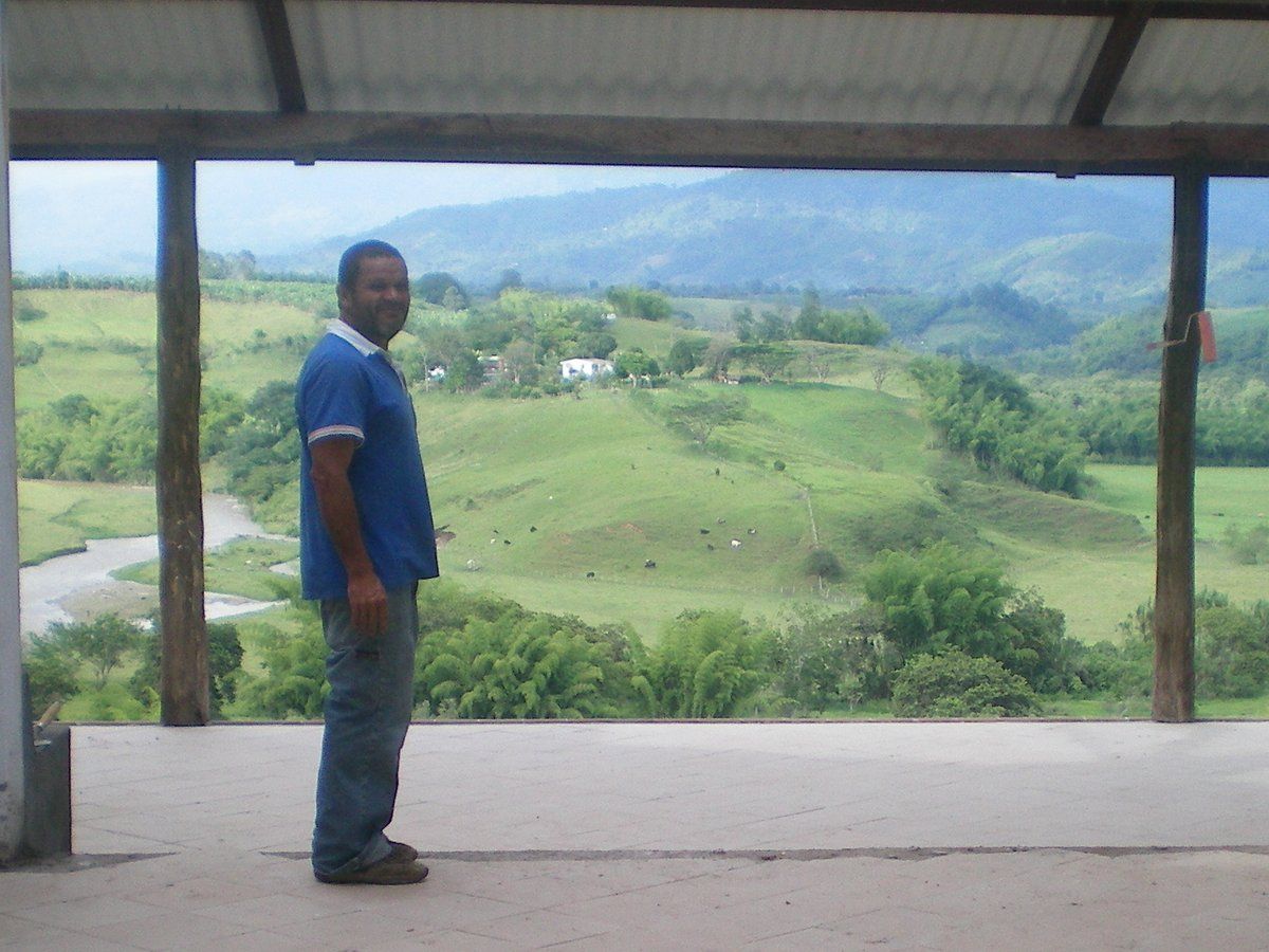 La terraza de la casa en 2008, con piso de baldosa y sin muebles