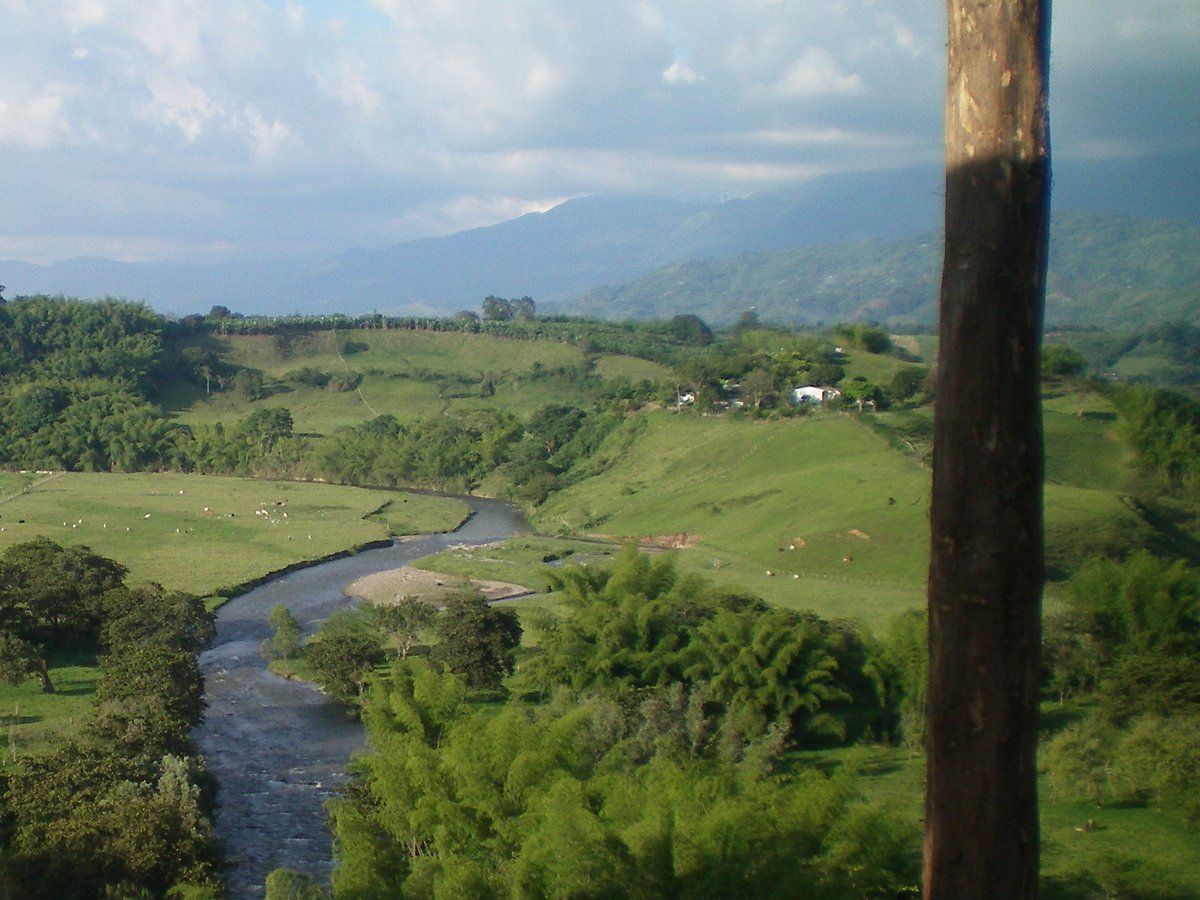 Vista al río y a las montañas entre los postes de la casa en obra, en 2008