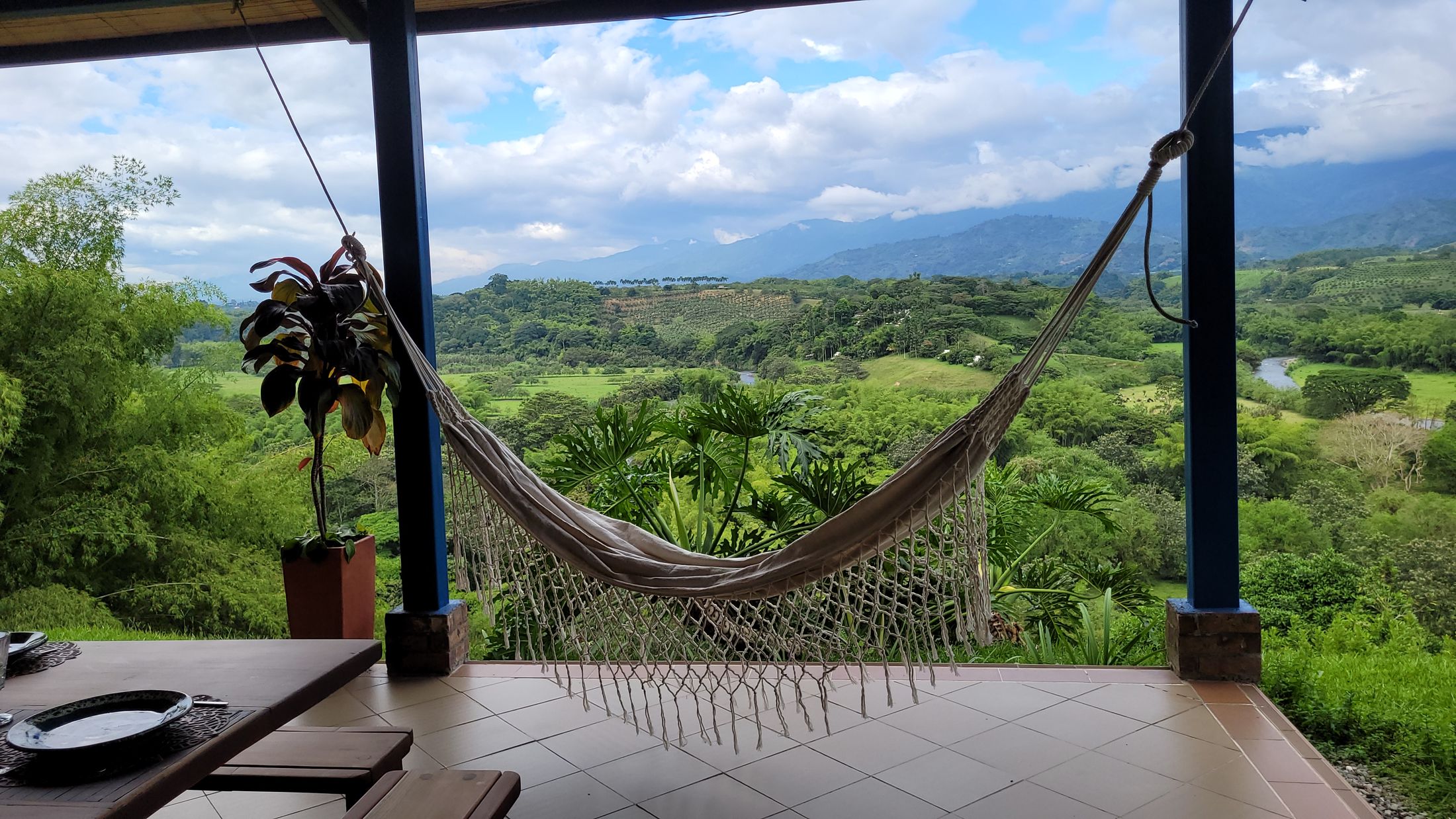 Hamaca en el corredor de La María con vista al valle y las montañas